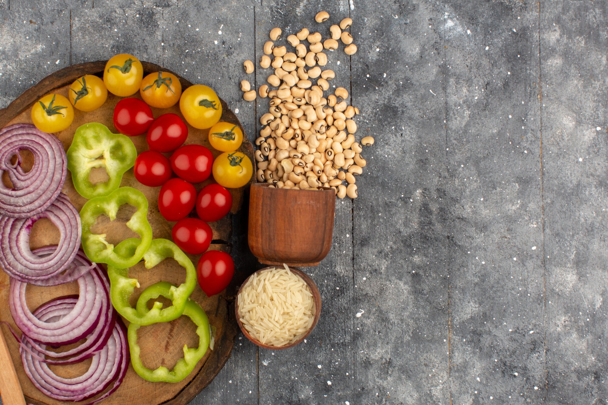 Plato con verduras, legumbres y cereales integrales